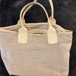 Helen Kaminskiki cream color. Inside pockets
Approx 17 L. Approx 10 H. 9”
